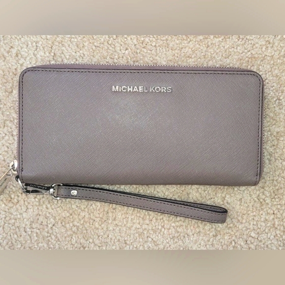 Michael Kors Handbags - Michael Kors Jet Set Travel Continental zip Around Travel Wallet With 17 Credit